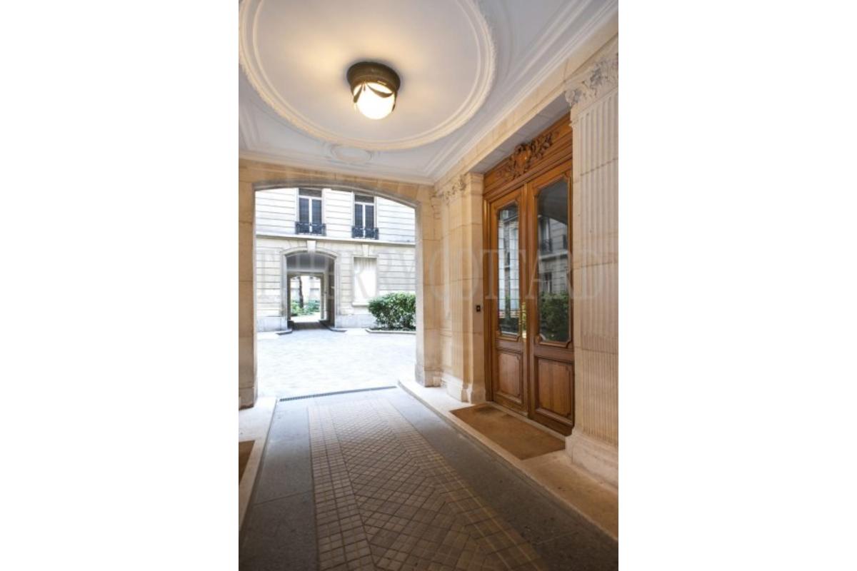 L1981Z3_Porche vue cour